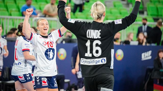 Stine Bredal Oftedal og Katrine Lunde hedres av EHF. 2022 Stine Bredal Oftedal og Katrine Lunde.jpg