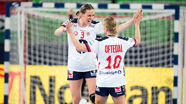 Emilie Hegh Arntzen og Stine Bredal Oftedal jubler for scoring i EM. Emilie Hegh Arntzen og Stine Bredal Oftedal under gruppespillkampen i EM mellom Sveits og Norge i Stožice Arena.Foto: Beate Oma Dahle / NTB
