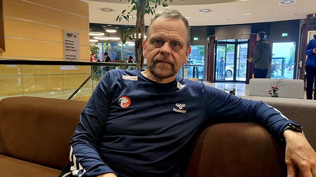 Thorir Hergeirsson og Håndballjentene har vendt blikket mot hovedrunden. Landslagssjef Thorir Hergeirsson under pressetreffet onsdag 09.11.