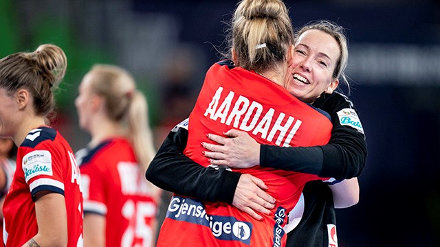 Norges Katrine Lunde og Maren Nyland Aardahl efter EM kvindehåndboldkampen i mellemrunden Norge-Sverige i Ljubljana, Slovenien, lørdag den 12. november 2022.