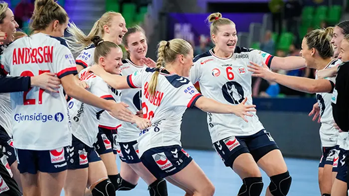 Ljubljana , Slovenia  20221118. 
Håndballjentene jubler etter seier i semifinalen i EM mellom Norge og Frankrike i Stožice Arena.
Foto: Beate Oma Dahle / NTB