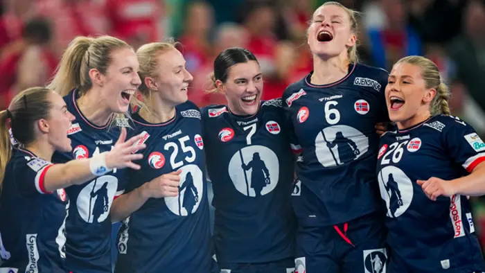20221120-EM-2022-LKS-DAN-NOR-lagbilde-med-trofe-foto-Beate-Oma-Dahle-NTB.jpg