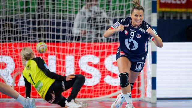 Nora Mørk scoret åtte mål og ble banens beste da Norge vant EM-gull 20221120-LKS-DAN-NOR-Nora-Mørk-scorer-Foto-Anze-Malovrh-Kolektiff.jpg