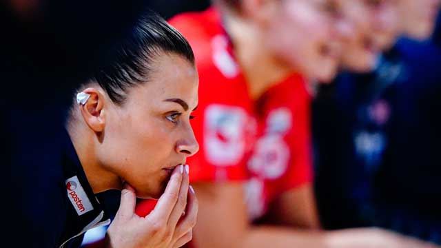 Nora Mørk står over resten av kampene i Golden League. Nora er bekymret på benken