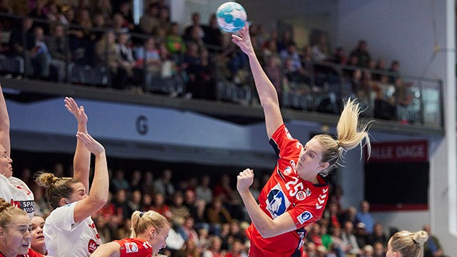 Kristine Breistøl i skuddet under Golden League-kampen mellom Norge og Danmark.