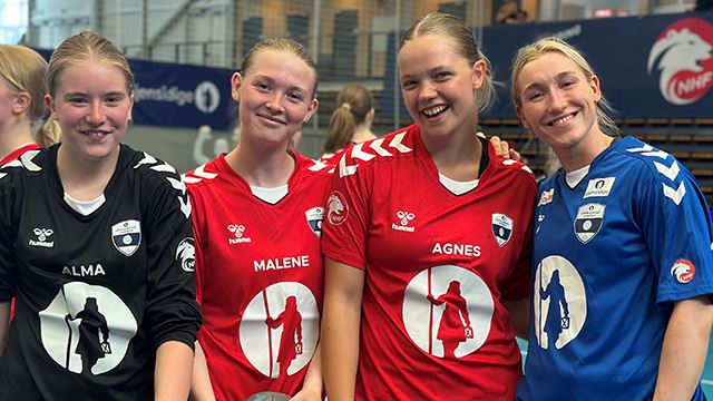 Deltakerne Alma, Malene og Agnes sammen med instruktør Ane Cecilie Høgseth. Foto: Benedicte W. Olsen / NHF 2023 Håndballjentenes håndballskole 640 x 360.jpg
