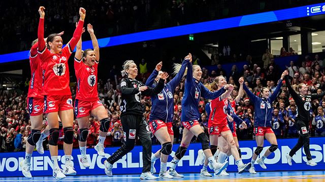 Trondheim 20231212. 
De norske spillerne feirer kvartfinaleseieren i håndball-VM mellom Nederland og Norge i Trondheim Spektrum.
Foto: Beate Oma Dahle / NTB