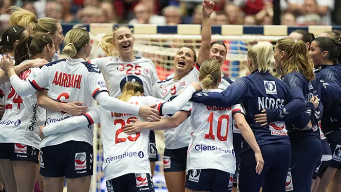 Herning, Danmark 20231215. 
Norges landslag jubler etter seieren i semifinalen i håndball-VM mellom Danmark og Norge i Jyske Bank Boxen.
Foto: Beate Oma Dahle / NTB
