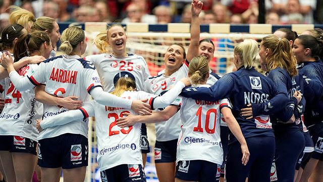 Herning, Danmark 20231215. 
Norges landslag jubler etter seieren i semifinalen i håndball-VM mellom Danmark og Norge i Jyske Bank Boxen.
Foto: Beate Oma Dahle / NTB