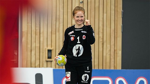 Marie Davidsen spilte en bra kamp mellom stengene for Norge. Marie Skurtveit Davidsen jubler etter redning for Norge i kampen mot Montenegro.