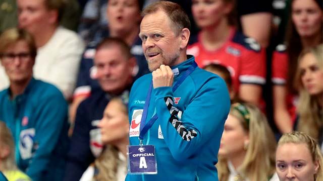 Thorir Hergeirsson og de norske jentene måtte se seg slått av Frankrike i Bodø Spektrum. Fikk noe å tenke på