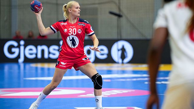 Hamar 20231123.
Landslagsdebutant Maja Furu Sæteren i aksjon i landskampen mellom Norge og Angola i Boligpartner Arena, før håndball-VM i Norge, Sverige og Danmark.
Foto: Beate Oma Dahle / NTB