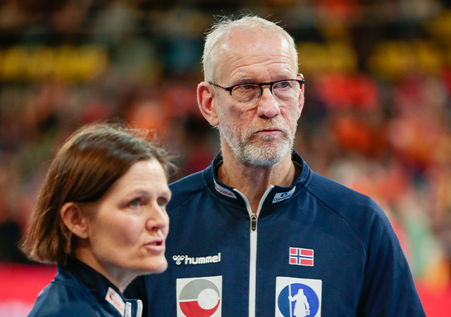 Målvaktstrener Mats Olsson på benken under en kamp med Håndballjentene.