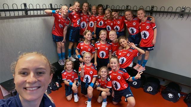 Henny sammen med landslagsmaskottene i Larvik i oktober. Henny og landslagsmaskottene