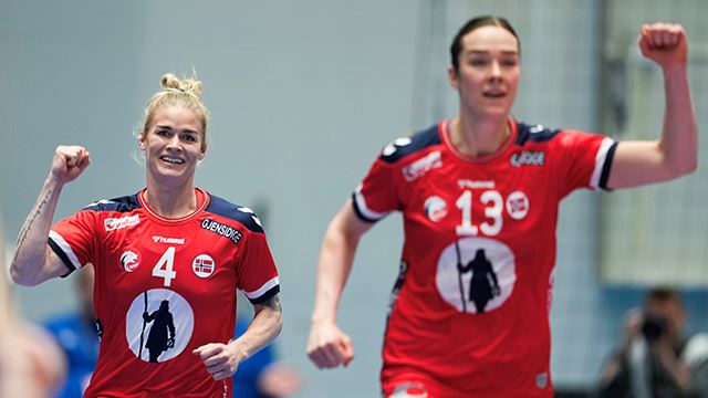 Bergen 20240404. 
Norges Kari Brattset Dale t.h. og  Veronica Kristiansen under landskampen i håndball mellom Norge og Ungarn i Åsane Arena. (Bildet er tatt for Norges Håndballforbund. Kan også brukes redaksjonelt).
Foto: Beate Oma Dahle / NTB