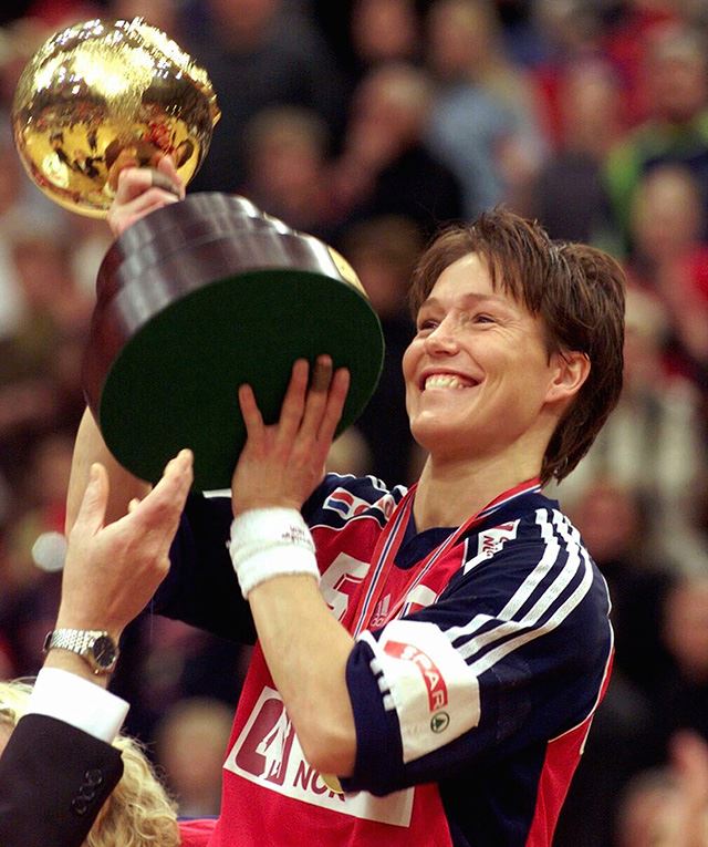 LILLEHAMMER 19991212: 
VM i Håndball for kvinner, finale, Norge - Frankrike (25-24) i Håkons Hall. Seiersseremoni.  Norges kaptein Susann Goksør Bjerkrheim med trofeet etter seieren over Frankrike i VM-finalen.
Foto: Morten Holm / NTB