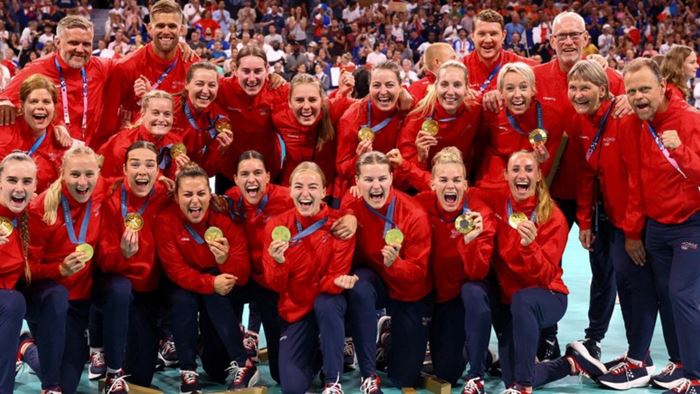 Paris 2024 Olympics - Handball - Women's Victory Ceremony - Lille, Pierre Mauroy Stadium, Villeneuve-d'Ascq, France - August 10, 2024.
Norway players and team members pose with their gold medals REUTERS/Bernadett Szabo     TPX IMAGES OF THE DAY
