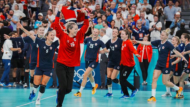 Lille, Frankrike 20240810.
Norsk jubel under finalen i håndball for kvinner mellom Norge og Frankrike i Pierre Mauroy Stadium under OL i Paris 2024.
Foto: Stian Lysberg Solum / NTB