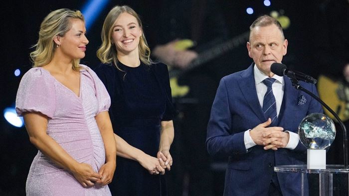 Nora Mørk, Stine Oftedal Dahmke og Thorir Hergeirsson tok imot prisen for Årets lag på vegne av Håndballjentene 2025 Idrettsgallaen Nora Mørk Stine Oftedal Dahmke Thorir Hergeirsson foto ole martin wold 640 360 (2).jpg