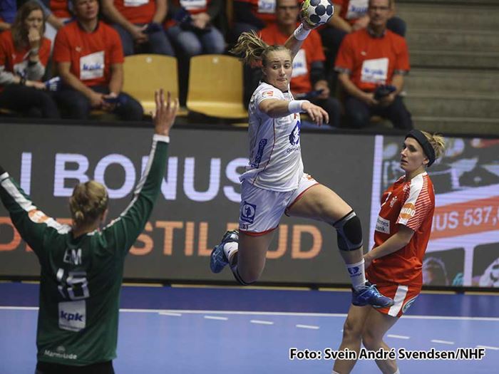 Silje Waade og resten av Håndballjentene innleder EM-kvalik i Stjørdal. 161009-LKS-Waade,-Silje.jpg