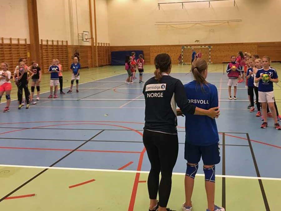 20170607_Mørk,-Nora-og-Selboskar,-Karia_Minihåndballjentebesøk_3_900.jpg