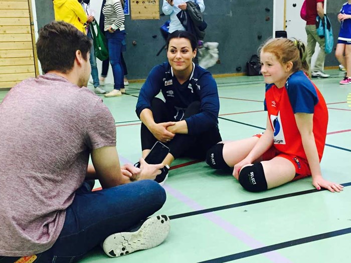 Kaja Tomasine Selboskar fikk besøk av Nora Mørk. 20170607_Mørk,-Nora-og-Selboskar,-Karia_Minihåndballjentebesøk_5_900.jpg