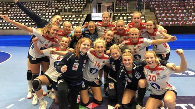 De norske jentene var storfornøyde etter kampen mot Polen. Foto: Maren Grini 20190928-LKR-640px.jpg