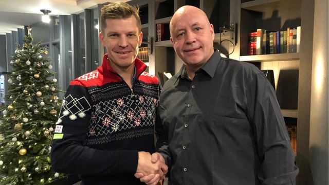 SIGNERT: Rasmus Aarflot (t.v) fra Norges Håndballforbund sammen med Morten Aunehaugen i Ramirent. Foto: Ramirent Ramirent-pressemelding.jpg