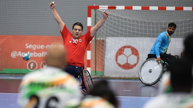Kaptein Steinar Vedå og Rullestollandslaget tok bronse i sitt første mesterskap. Steinar Vedå jubler etter scoring for Rullestollandslaget