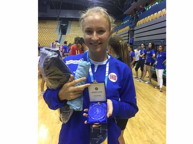Henny Ella Reistad ble beste venstre bakspiller. 20170806 Reistad beste v back jr.-EM.jpg
