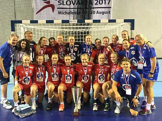 U-jentene med sølvmedaljer i EM. Foto: Erik Langerud/NHF 20170820_Sølvjentene_U_VM2017_637.jpg