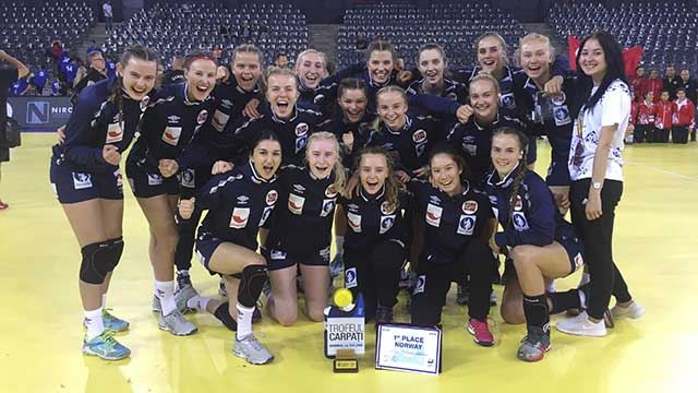 Jentene med pokalen etter seieren. 20180624-LK00-Carpati-trophy.jpg
