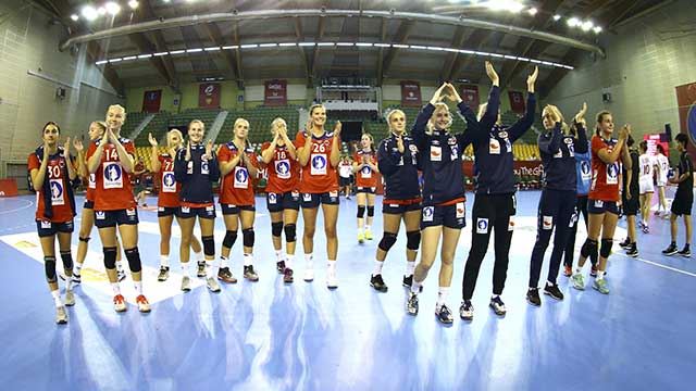 De norske jentene kunne juble etter seier i siste kamp. Foto: Stéphane Pillaud 20180816-LK00-jubel01.jpg