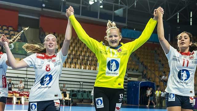 Sofie Winther-Hansen (t.v.), Johanna Fossum og Sara Helena Benterud fra EM i sommer. Foto: Kolektiff/EHF 20190806-LK02-Winther-Hansen,-Fossum,-Benterud.jpg