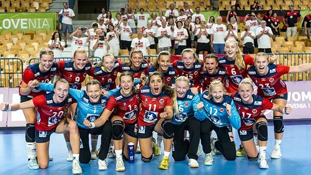 20190809-LK02-EM-Norges-lag-med-supportere-Foto-EHF.jpg