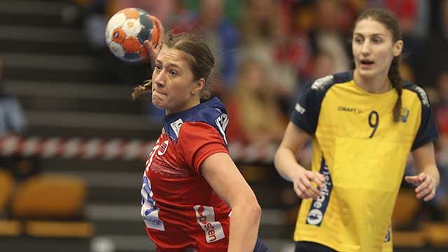 Selma Henriksen og de norske jentene slet mot Sverige søndag formiddag. Foto: Svein André Svendsen 20191124-LK02-Henriksen,-Selma-Foto-Svein-André-Svendsen.jpg