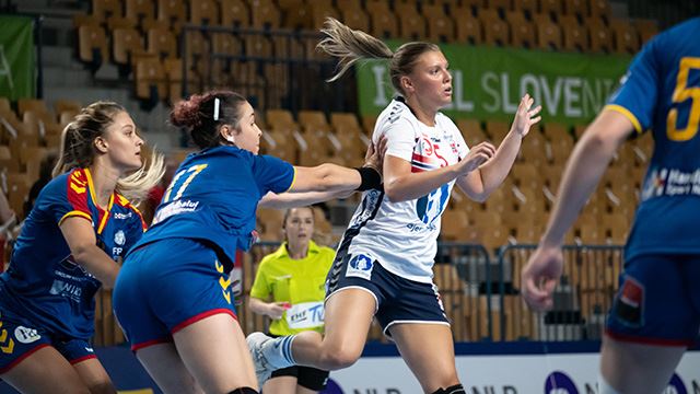Det ble tøft for de norske juniorjentene (LK02) mot Ungarn. Her fra en tidligere kamp. LK02 mot Romania i EM i Slovenia.