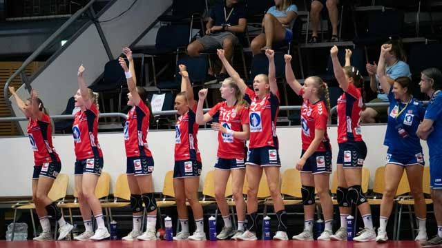 Juniorjentene skal spille sine første kamper siden EM i sommer. Jubel på benken