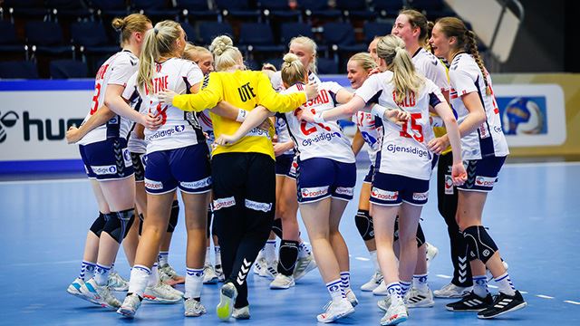 Juniorjentene LK02 jubler etter seier