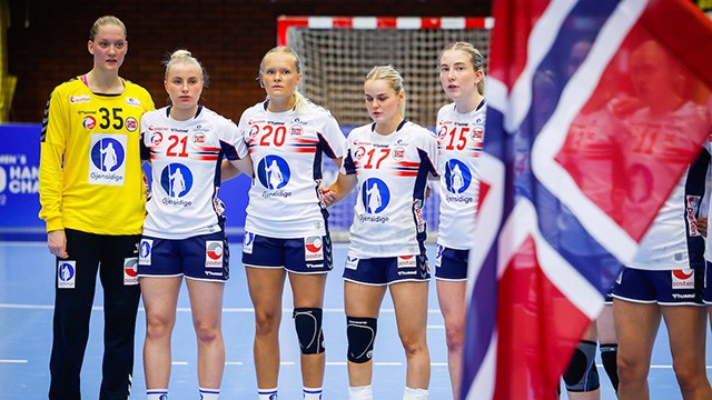 Juniorjentene LK02 line up i åpningskampen i VM i Slovenia