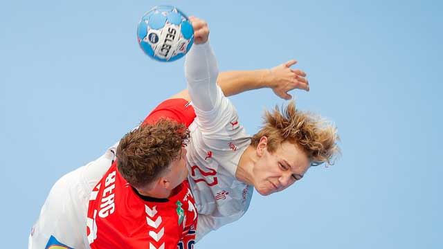 Benjamin Berg og resten av U-gutta fikk tøffe tak i første EM-kamp. Jobber hardt i forsvar mot Danmark