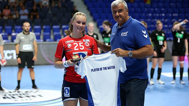 Viktoria Giske ble dagens beste spiller på det norske laget. Viktoria Giske ble banens beste mot Tyskland i EM