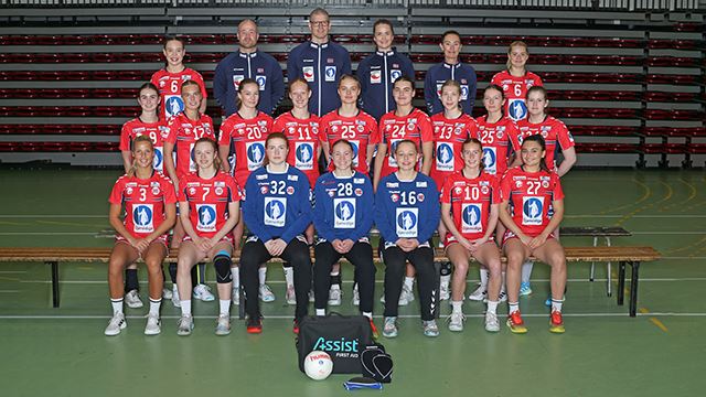 U-jentene tok en velfortjent bronse etter en god kamp mot Tyskland. Lagbilde LK05 EYOF. Bak f.v. Linnea Hareton, Eirik Haugdal, Johan Johnsson, Charlotte Hansen, Ingvild Helland Anderson, Zara Johnsson Solberg. Midten f.v. Julie Diesen Soleim, Hedda Dahl Bøhleng, Isabell Husom Nordstrand, Pia Grønstad, Ebba Nossen, Jenny Bing Husaas, Synne Olsen, Thea Kristensen, Thea Njærheim Jørgensen. Foran f.v. Bertine Sundby Lunde, Sanna Nord-Varhaug Romvig, Frida Molaup Selnes, Vilde Klaussen, Nora Håland Landråk, Iselin Kvannli, Linnea Ramén.