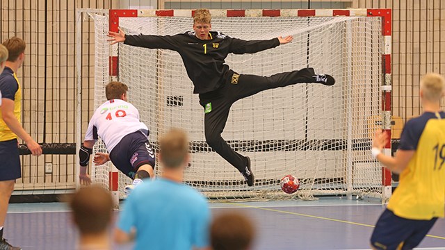 Lars Eirik Larsen scorer på Sveriges målvakt Emil Holmberg Schatzl.