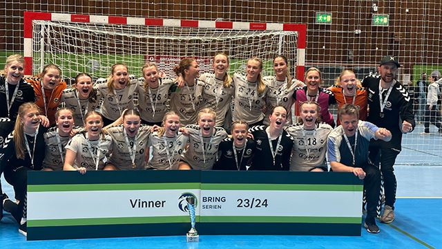 Jentene fra Flint Tønsberg vant Bringserien 2024. Klubben har med lag i begge klasser i år. 20240429 Vinnere Bringserien Flint.jpg
