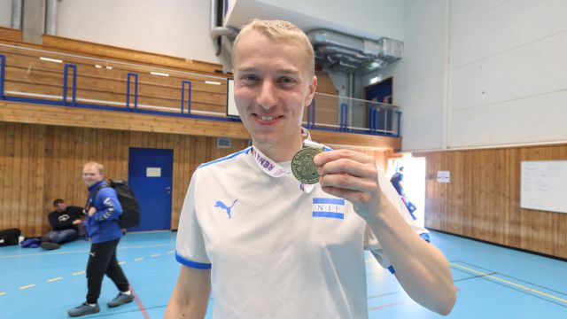 Landsturneringen Andreas viser frem medaljen