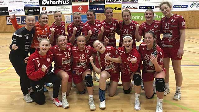 Jubel i Fredrikstad-leiren etter helgens kamper. Foto: Fredrikstad Ballklubb 20200118-Lerøy-Fredrikstad-J18.jpg
