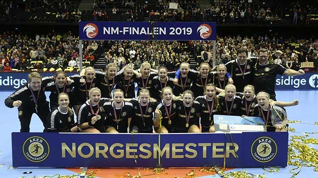 GULLJENTER: Aker Topphåndball vant første finale. Foto: Svein André Svendsen 20191229-J20-NM-Aker-vinner-Foto-Svein-André-Svendsen.jpg