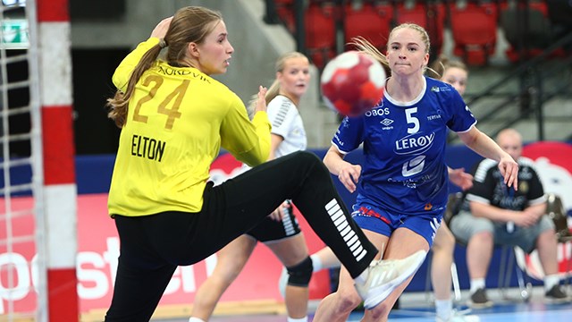 Oslo 20220514. 
Akers Tora Charlotte Tande-Elton redder skudd fra Tertnes Henrikke Hauge Kjølholdt under NM-finalen i håndball for J20 mellom Tertnes og Aker Topphåndball på Jordal Amfi
Foto: Christoffer Andersen / NTB