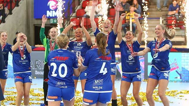 Tertnesjentene jubler for seier i NM junior 14. mai. Tertnes-Aker